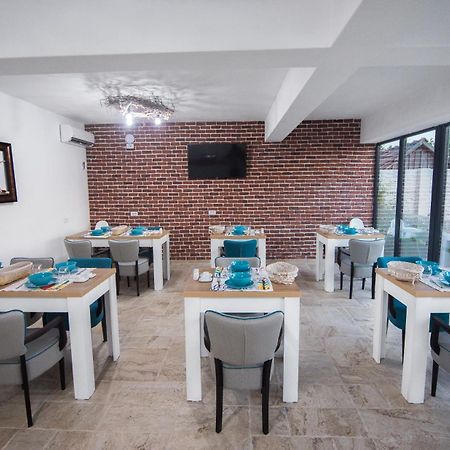 Hotel Boutique 23 Douăzeci şi Trei August Esterno foto