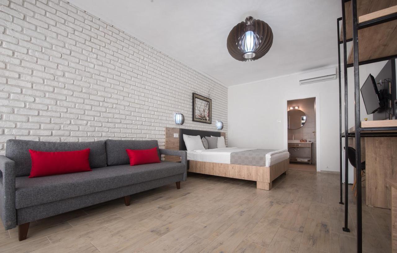 Hotel Boutique 23 Douăzeci şi Trei August Esterno foto