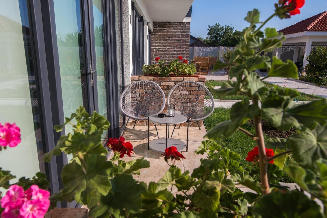 Hotel Boutique 23 Douăzeci şi Trei August Esterno foto