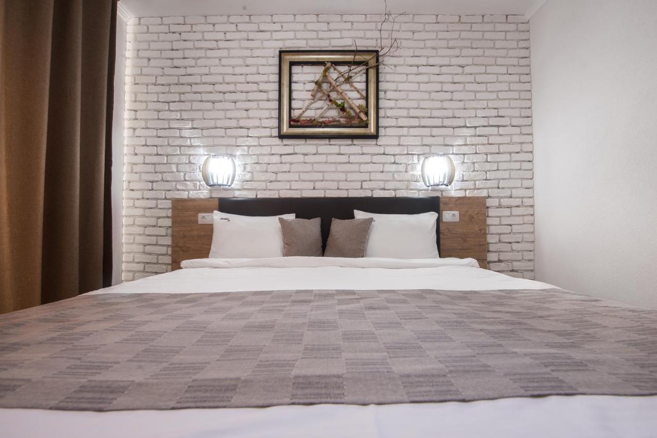 Hotel Boutique 23 Douăzeci şi Trei August Esterno foto
