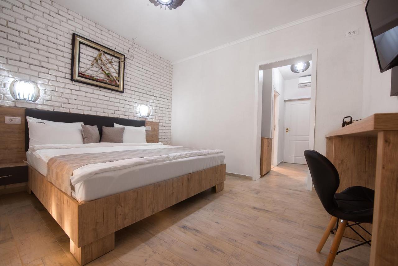 Hotel Boutique 23 Douăzeci şi Trei August Esterno foto
