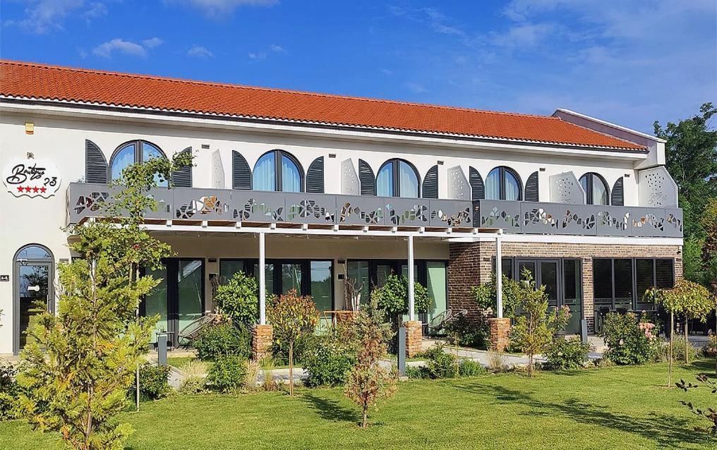 Hotel Boutique 23 Douăzeci şi Trei August Esterno foto