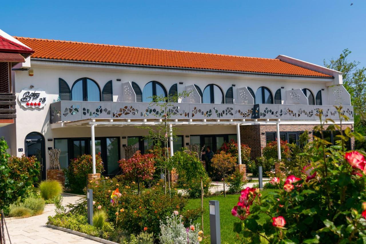 Hotel Boutique 23 Douăzeci şi Trei August Esterno foto