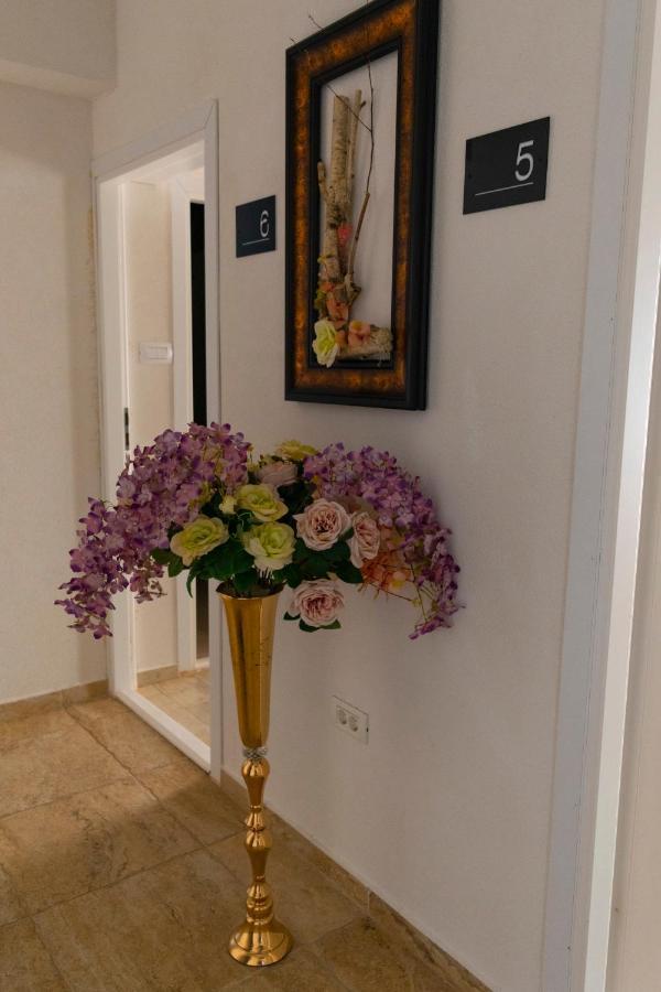Hotel Boutique 23 Douăzeci şi Trei August Esterno foto