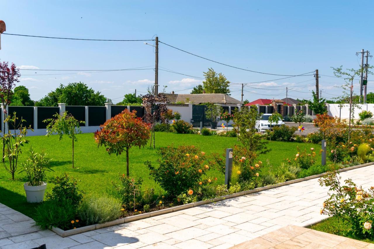 Hotel Boutique 23 Douăzeci şi Trei August Esterno foto