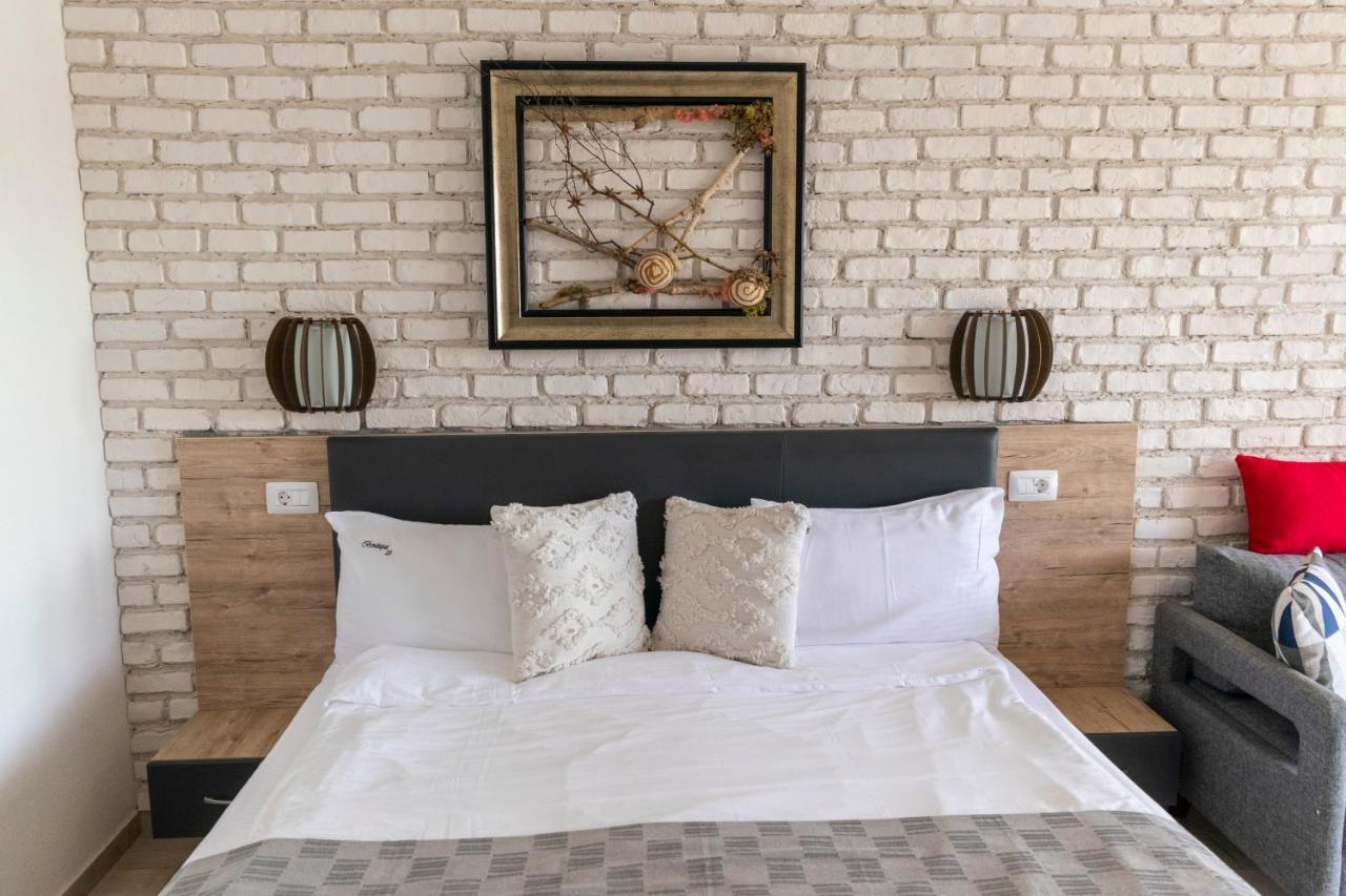 Hotel Boutique 23 Douăzeci şi Trei August Esterno foto