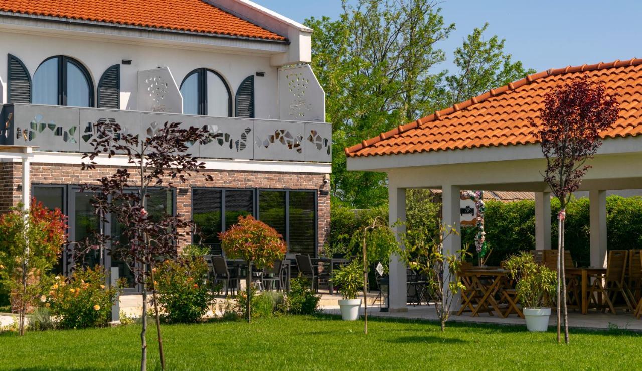Hotel Boutique 23 Douăzeci şi Trei August Esterno foto